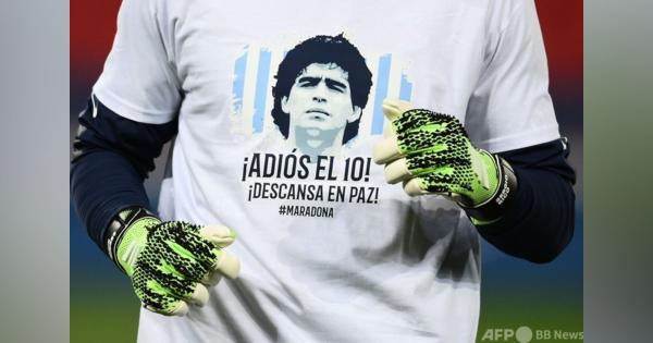 スペインの女子サッカー選手、マラドーナ氏への黙とうを拒否