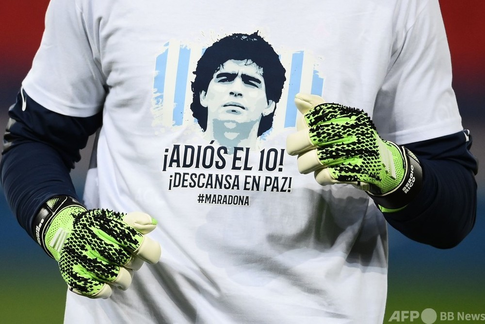 スペインの女子サッカー選手、マラドーナ氏への黙とうを拒否