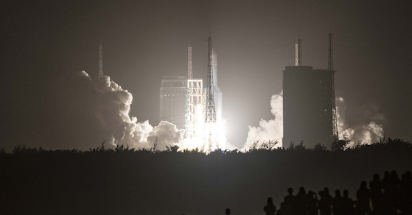中国の月面探査機、着陸に成功 国営メディア報道