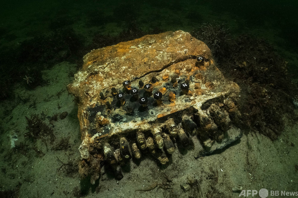 海底に眠るナチス暗号機「エニグマ」 ダイバーらが発見