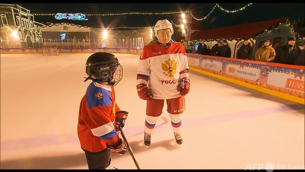 動画 プーチン大統領 9歳少年とアイスホッケー