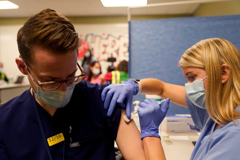 米の州当局、ワクチン接種現場に医学生・看護学生ボランティア募る