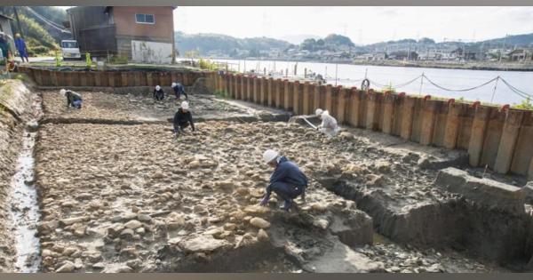 「出雲国風土記」の渡し場か　松江、川に石敷き護岸跡を発見
