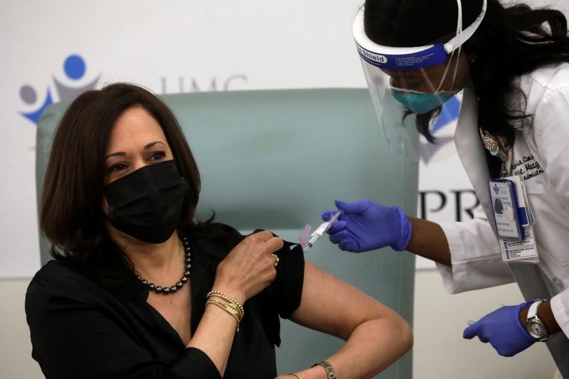 米次期副大統領、コロナワクチン公開接種　「命救える」と呼び掛け