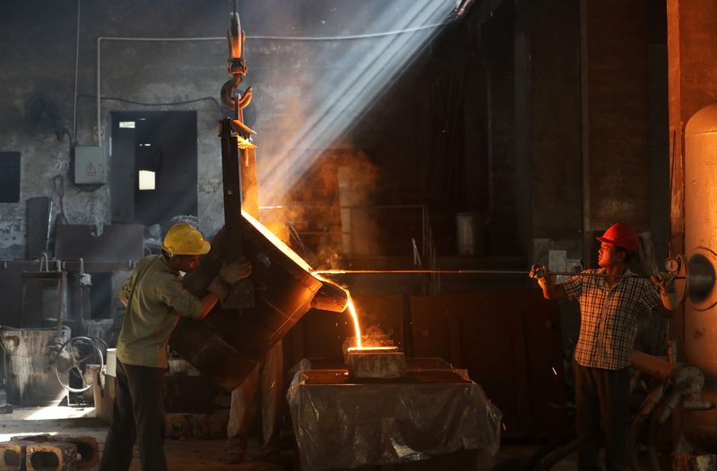 中国の鉄鉱石先物、年間で54％上昇　供給懸念と堅調な需要で