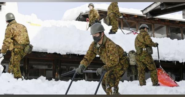 陸上自衛隊、木造校舎の雪下ろし　記録的な大雪の秋田・横手