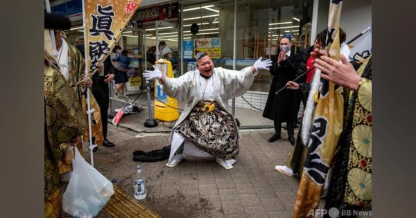 酒飲み踊る新成人も、緊急事態宣言下で成人式 横浜市