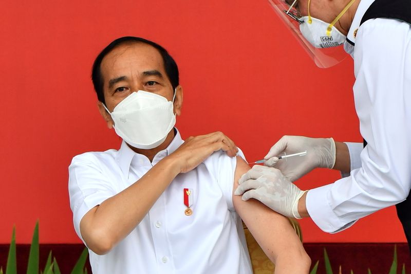 インドネシアでワクチン接種開始、ジョコ大統領が第1号