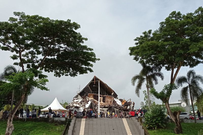 インドネシア地震、少なくとも35人死亡　捜索と救援急ぐ