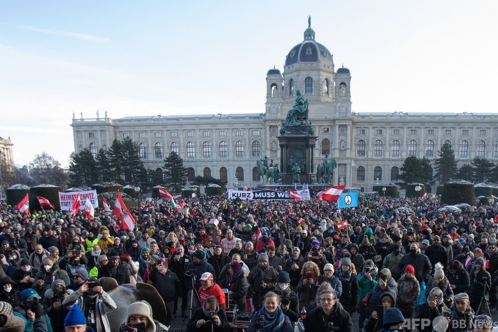 コロナ規制に抗議 1万人がオーストリア首都でデモ