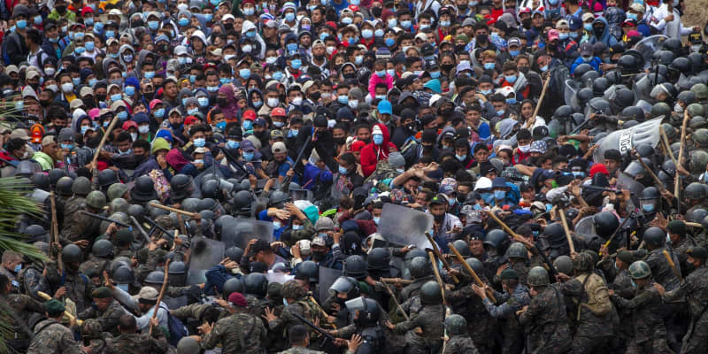 中米グアテマラで移民と当局衝突　ホンジュラスから米国目指す