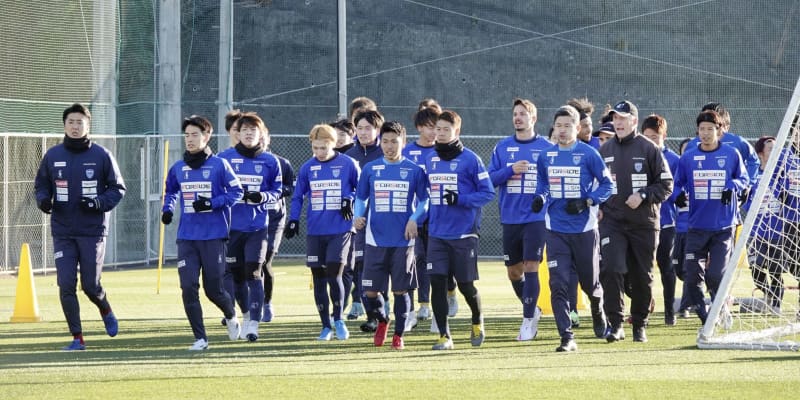 下平監督「まず10位以内に」　横浜FC、キャンプで始動