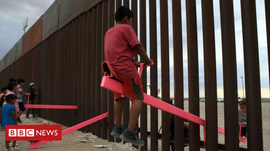 Pink seesaws at US-Mexico wall win design award