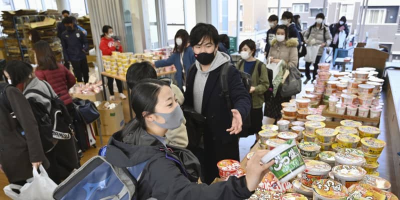 筑波大、困窮の学生に食料配布　コロナ支援、会場に長蛇の列