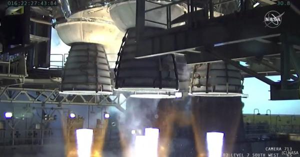 NASAの巨大ロケット「SLS」、エンジン試験で問題発生 - 24年の月着陸に暗雲 (1)