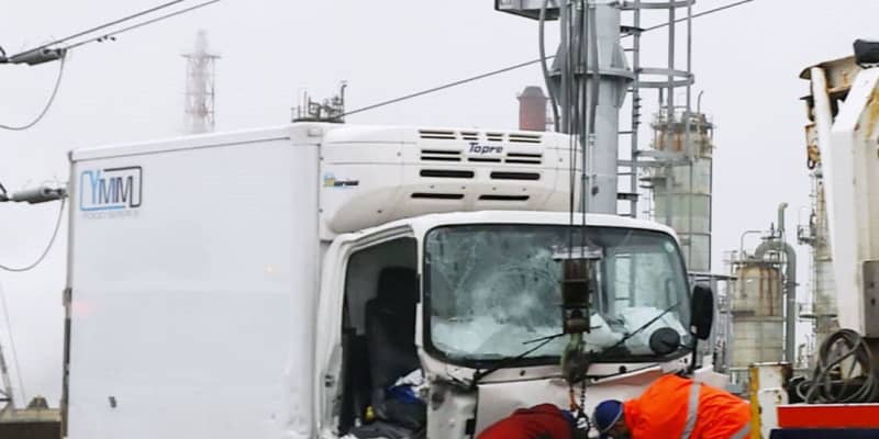 作業車にトラック衝突、1人死亡　阪神高速、4人重軽傷