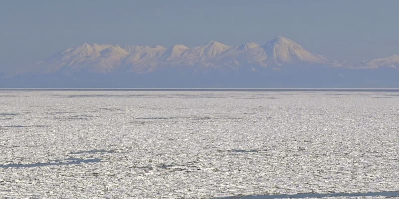オホーツクの「冬の使者」接近　海原に白銀、雄大なうろこ模様
