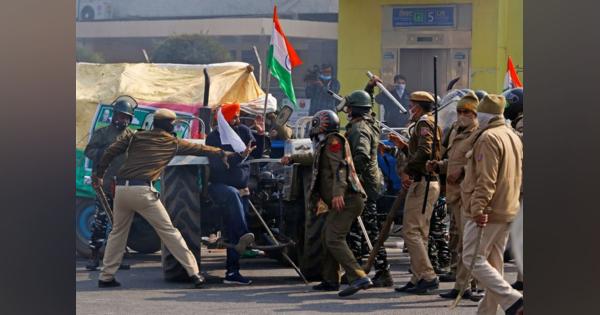 インド農家デモ隊、首都で警官と衝突　催涙ガスで鎮圧