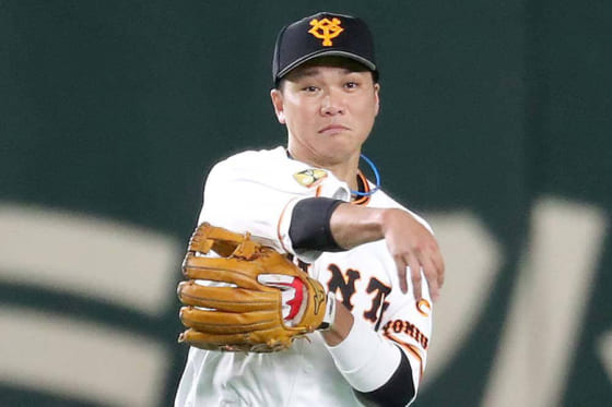 このユニかっこいい 新ユニホーム姿で撮影の巨人 坂本勇人にファン期待