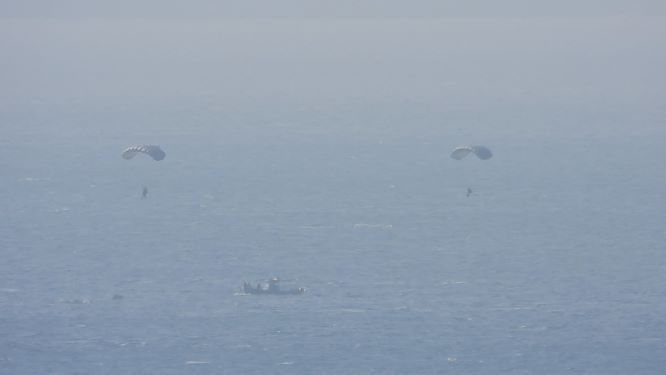 米軍、津堅島水域でパラシュート降下訓練　今年初めて