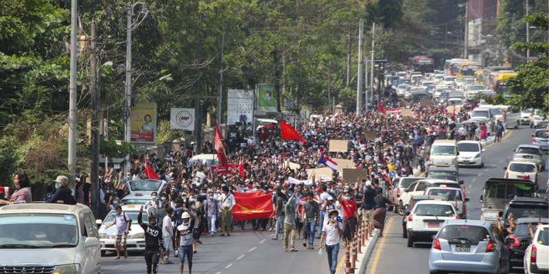 ミャンマーで抗議デモに数万人　クーデター1週間、最大規模