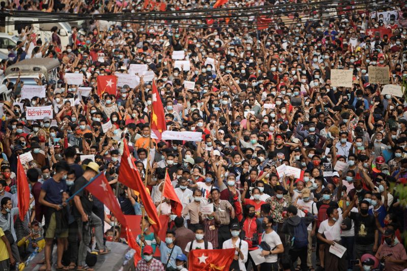 ミャンマーで大規模な抗議デモ続く　スー・チー氏の解放要求