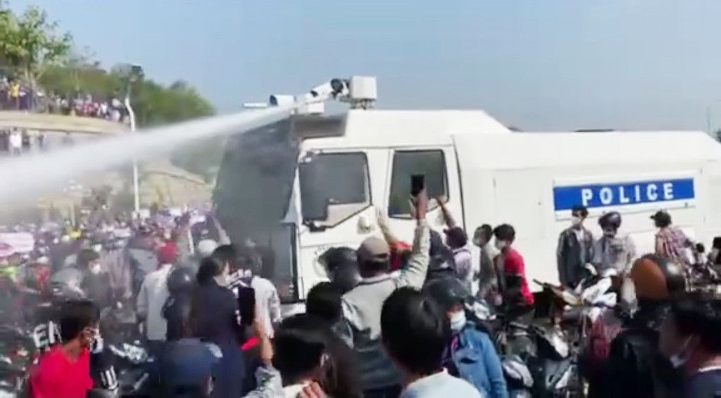 ミャンマー警察、デモ隊に放水　３日連続で抗議行動