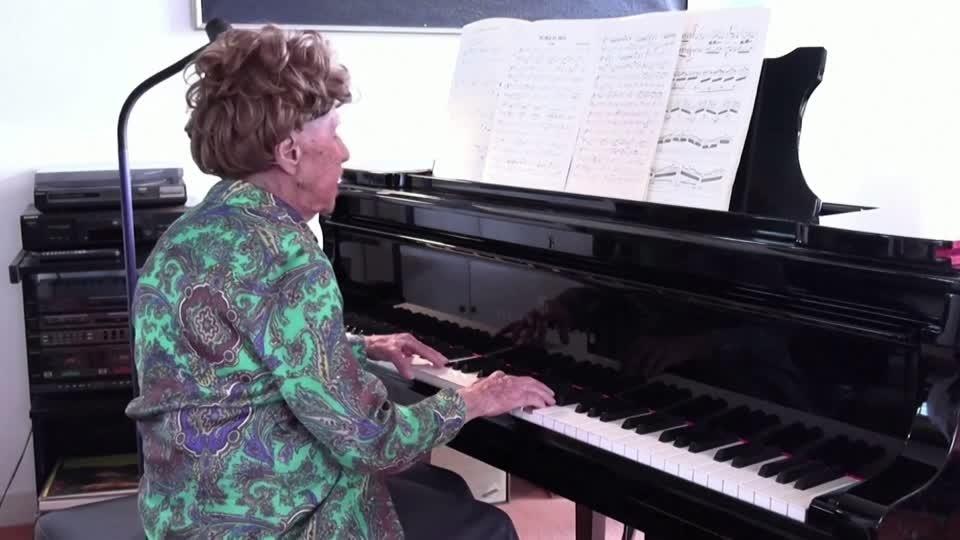 106歳のフランス人ピアニスト、「音楽は心の糧」（字幕・6日）