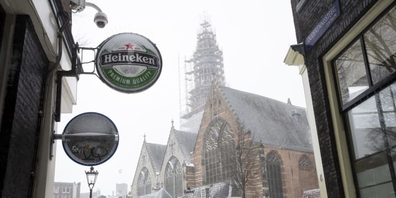 オランダ、ハイネケンが赤字転落　コロナ影響、8千人削減へ