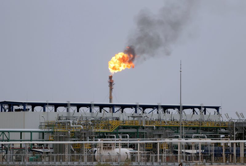 原油先物は1年1カ月ぶり高値、中東の緊張巡る懸念で