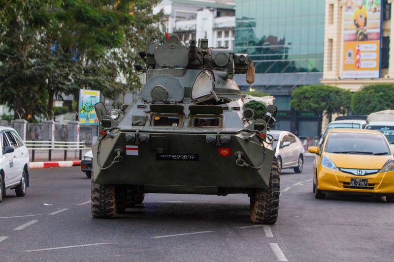 ミャンマー、主要都市に装甲車　抗議デモの学生を拘束
