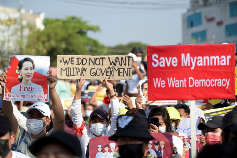 ミャンマーで抗議活動続く、鉄道の運行ストップ