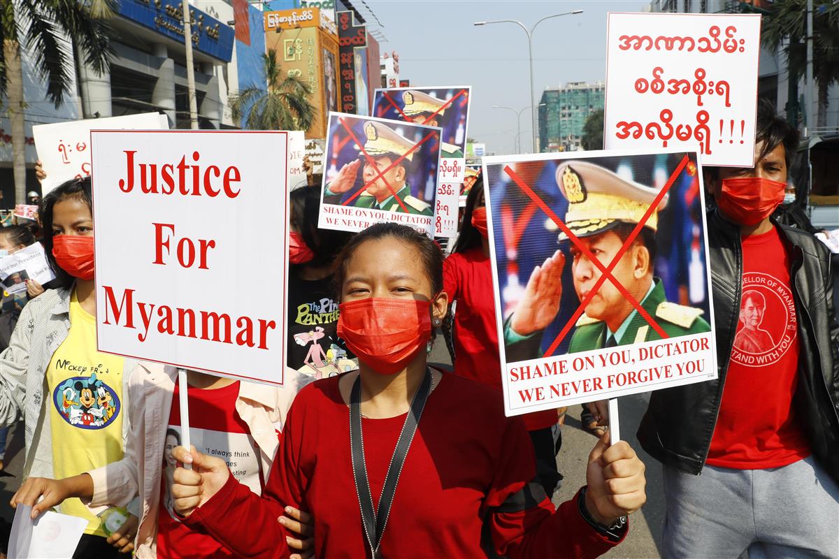 ミャンマー国軍、抗議デモを批判「暴力を誘発」
