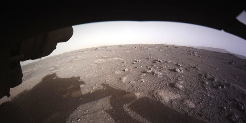 火星に着陸目前、探査車捉えた　NASA、カラー画像公開