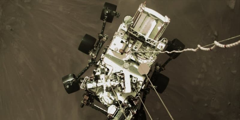 NASA、火星表面の画像公開　探査車の着陸時の様子など
