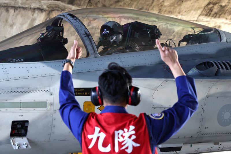 台湾空軍、南シナ海で緊急発進　中国軍機の演習受け