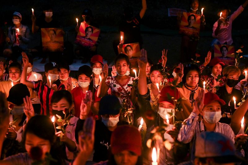 ミャンマー各地でゼネスト、治安部隊がデモ隊を圧迫