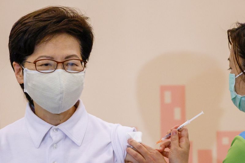 香港行政長官がシノバックのワクチン接種、市民の不安解消へ