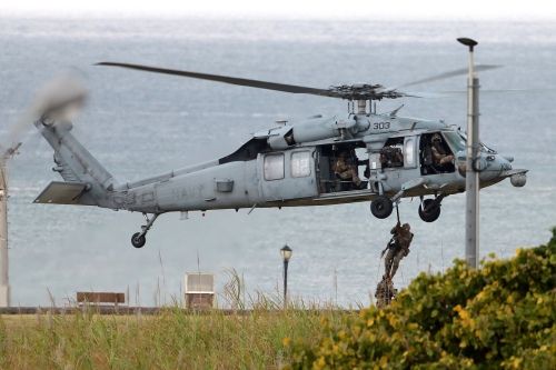 トリイ通信施設でロープ降下訓練　米海軍ヘリ2機が離着陸