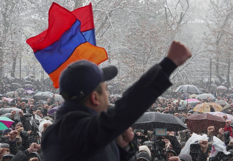 アルメニア首相、クーデターを警戒　軍による辞任要求受け