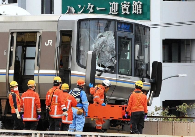 ホームから通過電車に飛び込み男性死亡　窓突き破り車内へ、乗客５人けが　ＪＲ元町駅
