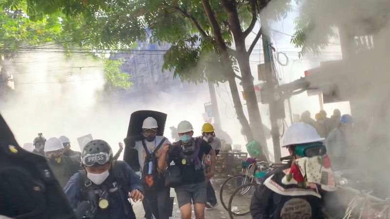ミャンマー、抗議デモに治安部隊が発砲　少なくとも38人死亡
