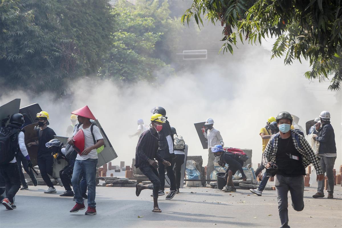 ミャンマー、デモ隊の３人死亡　死者計２４人に