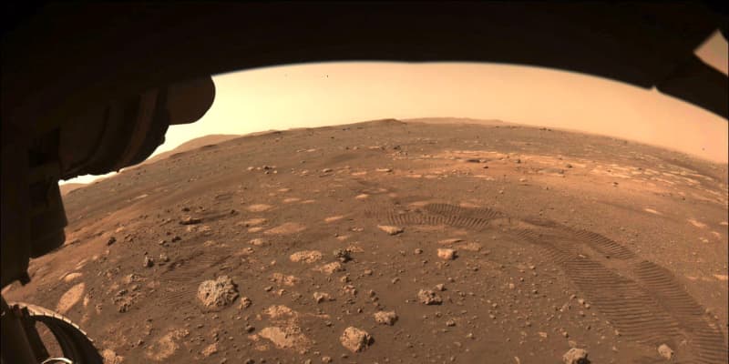 火星探査車が走行試験に成功　地表にタイヤ跡残る画像も