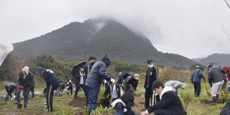 普賢岳噴火で失われた緑取り戻す　長崎・雲仙、高校生ら植樹