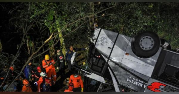 観光バス転落で27人死亡　インドネシア・ジャワ島