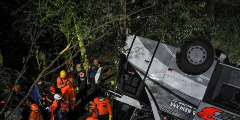 観光バス転落で27人死亡　インドネシア・ジャワ島