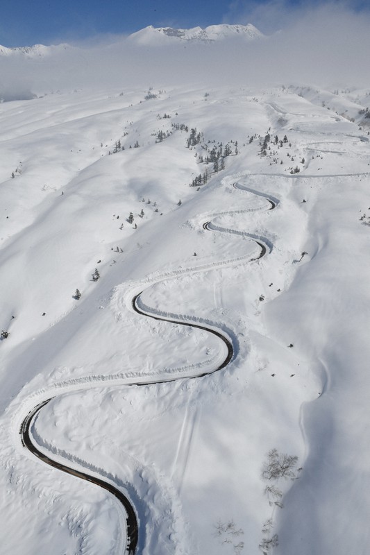 立山黒部アルペンルートで除雪作業　4月15日全線開通目指す