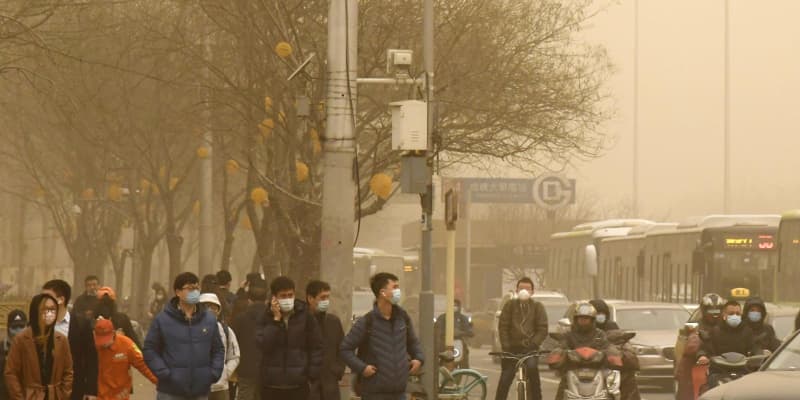 中国・北京、激しい黄砂でかすむ　気象台「ここ10年で最強」