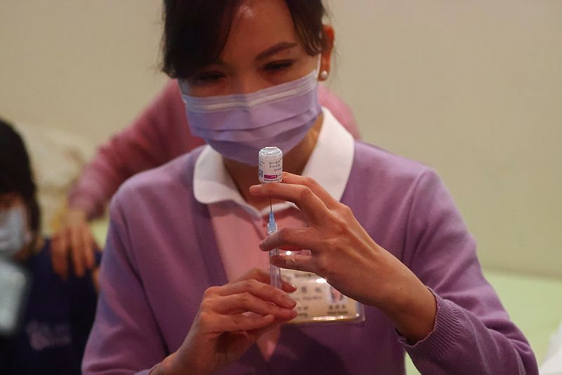 台湾首相と保健相、アストラゼネカのコロナワクチンを接種